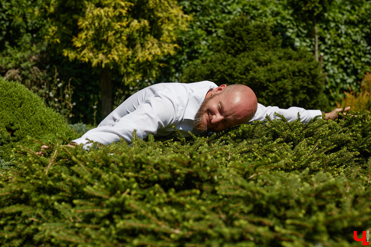 Участники мужского хора Спасо-Евфимиева монастыря — личности медийные. Они и в передаче на Первом канале были, и современные творческие проекты поддерживают. Сейчас их прекрасные песнопения летят над Каменкой в рамках фестиваля «Голоса Суздаля», и мы не упустили шанса поближе познакомиться с руководителем коллектива.