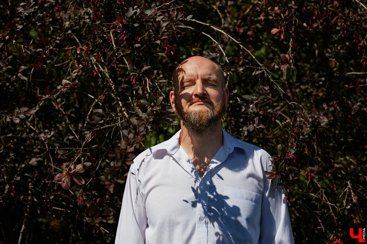 Участники мужского хора Спасо-Евфимиева монастыря — личности медийные. Они и в передаче на Первом канале были, и современные творческие проекты поддерживают. Сейчас их прекрасные песнопения летят над Каменкой в рамках фестиваля «Голоса Суздаля», и мы не упустили шанса поближе познакомиться с руководителем коллектива.