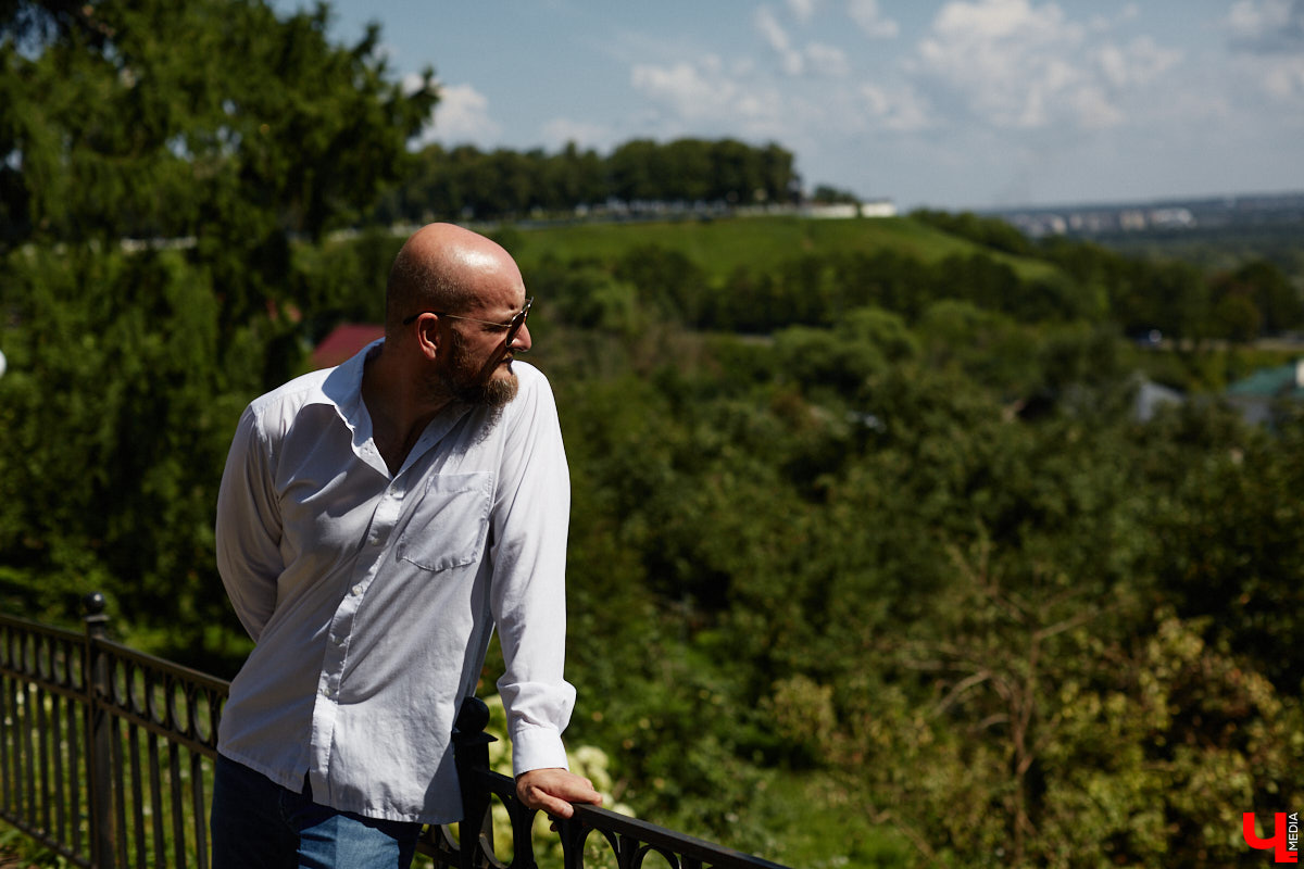 Участники мужского хора Спасо-Евфимиева монастыря — личности медийные. Они и в передаче на Первом канале были, и современные творческие проекты поддерживают. Сейчас их прекрасные песнопения летят над Каменкой в рамках фестиваля «Голоса Суздаля», и мы не упустили шанса поближе познакомиться с руководителем коллектива.