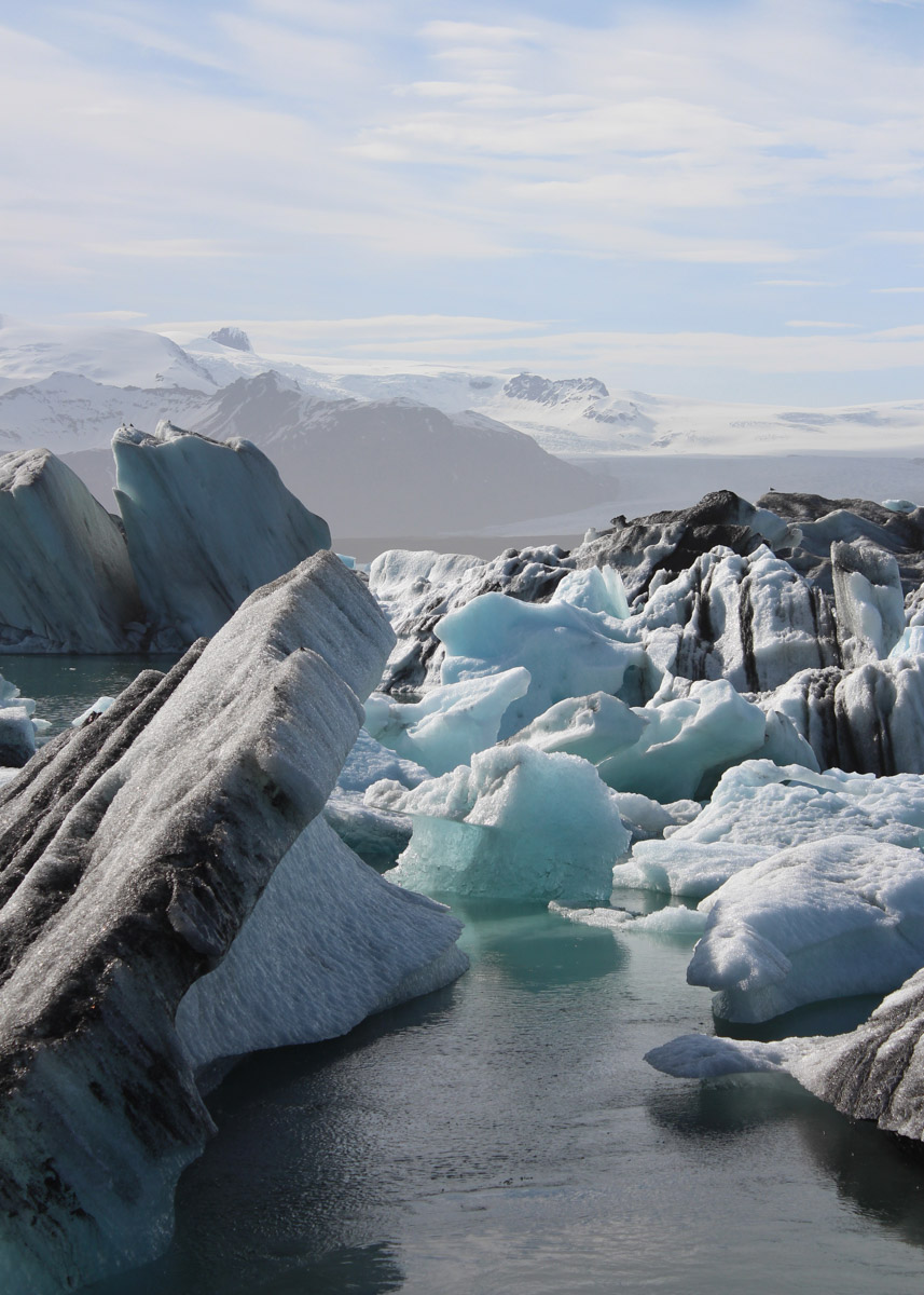 Исландию называют страной льда и огня, а ее пейзажи сравнивают с марсианскими. Оценить воочию непокорную красоту острова решаются только самые смелые. Например, такие, как опытная путешественница из Владимира Екатерина Холмина. Впечатлениями, полученными в краю контрастов, она поделилась с «Ключ-Медиа».