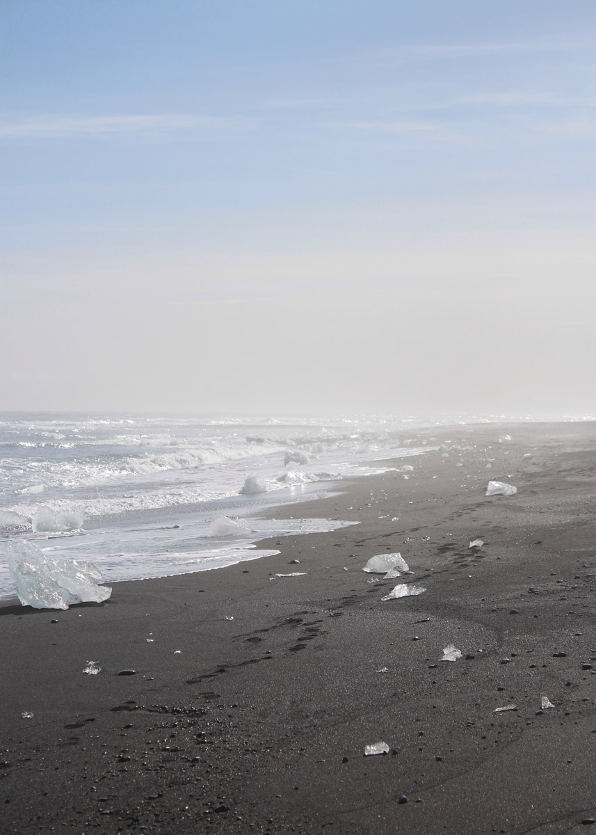 Исландию называют страной льда и огня, а ее пейзажи сравнивают с марсианскими. Оценить воочию непокорную красоту острова решаются только самые смелые. Например, такие, как опытная путешественница из Владимира Екатерина Холмина. Впечатлениями, полученными в краю контрастов, она поделилась с «Ключ-Медиа».