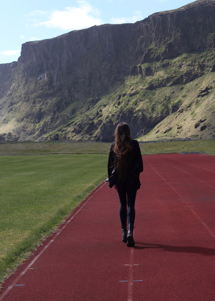 Исландию называют страной льда и огня, а ее пейзажи сравнивают с марсианскими. Оценить воочию непокорную красоту острова решаются только самые смелые. Например, такие, как опытная путешественница из Владимира Екатерина Холмина. Впечатлениями, полученными в краю контрастов, она поделилась с «Ключ-Медиа».