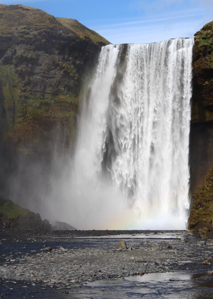 Исландию называют страной льда и огня, а ее пейзажи сравнивают с марсианскими. Оценить воочию непокорную красоту острова решаются только самые смелые. Например, такие, как опытная путешественница из Владимира Екатерина Холмина. Впечатлениями, полученными в краю контрастов, она поделилась с «Ключ-Медиа».