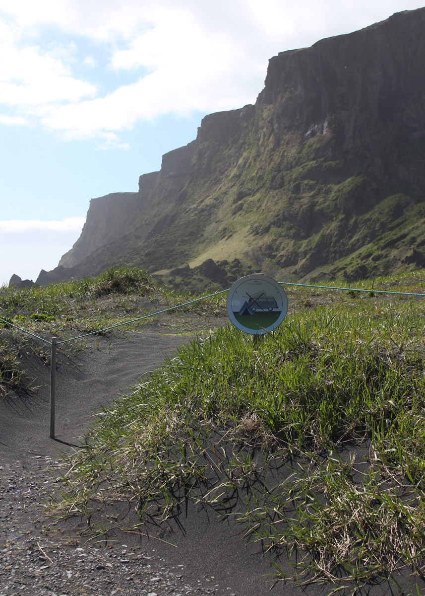 Исландию называют страной льда и огня, а ее пейзажи сравнивают с марсианскими. Оценить воочию непокорную красоту острова решаются только самые смелые. Например, такие, как опытная путешественница из Владимира Екатерина Холмина. Впечатлениями, полученными в краю контрастов, она поделилась с «Ключ-Медиа».