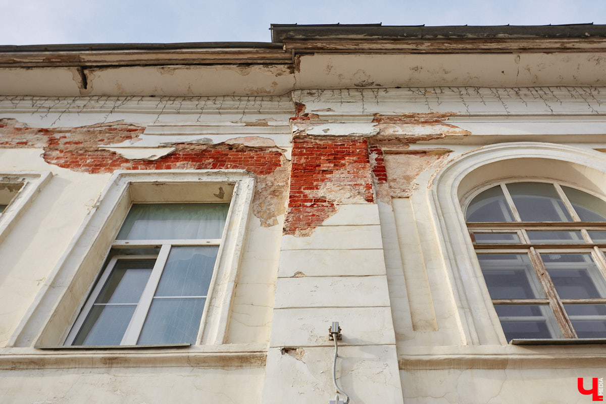 Летом город меняется. Речь не только о появлении цветущих локаций, но и ремонте. На многих объектах начинают кипеть восстановительные работы. Сейчас во Владимире сразу несколько сооружений переживают апдейт. Какие именно — в обзоре «Ключ-Медиа».