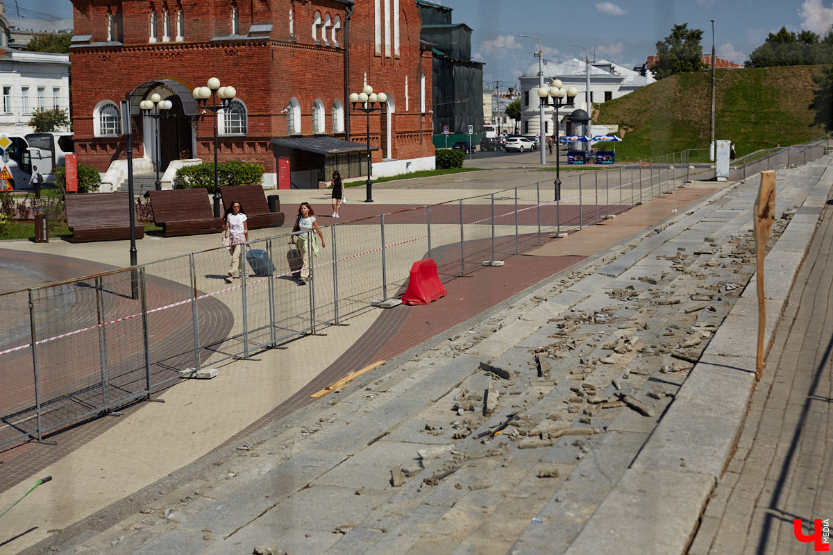 Летом город меняется. Речь не только о появлении цветущих локаций, но и ремонте. На многих объектах начинают кипеть восстановительные работы. Сейчас во Владимире сразу несколько сооружений переживают апдейт. Какие именно — в обзоре «Ключ-Медиа».