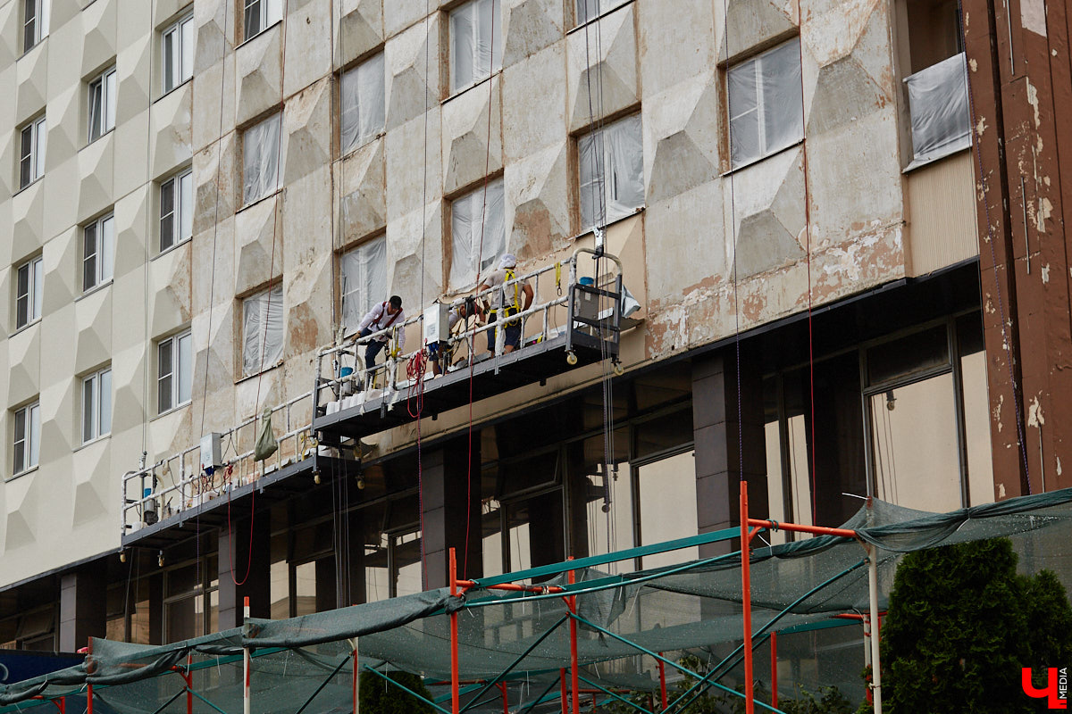 Летом город меняется. Речь не только о появлении цветущих локаций, но и ремонте. На многих объектах начинают кипеть восстановительные работы. Сейчас во Владимире сразу несколько сооружений переживают апдейт. Какие именно — в обзоре «Ключ-Медиа».