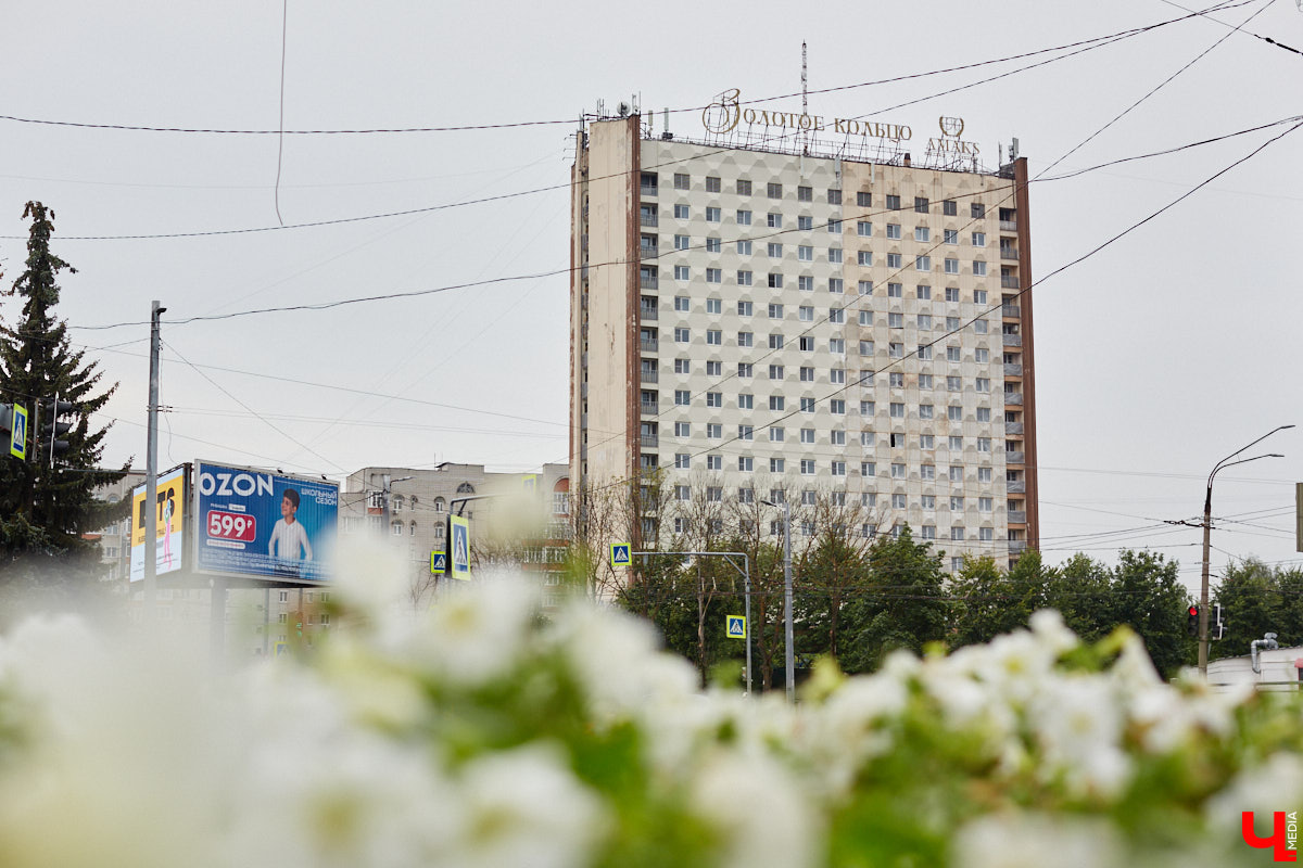 Летом город меняется. Речь не только о появлении цветущих локаций, но и ремонте. На многих объектах начинают кипеть восстановительные работы. Сейчас во Владимире сразу несколько сооружений переживают апдейт. Какие именно — в обзоре «Ключ-Медиа».