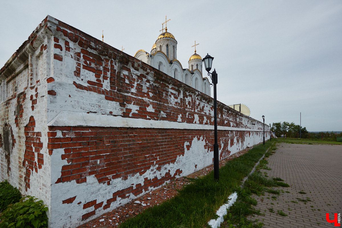 Летом город меняется. Речь не только о появлении цветущих локаций, но и ремонте. На многих объектах начинают кипеть восстановительные работы. Сейчас во Владимире сразу несколько сооружений переживают апдейт. Какие именно — в обзоре «Ключ-Медиа».