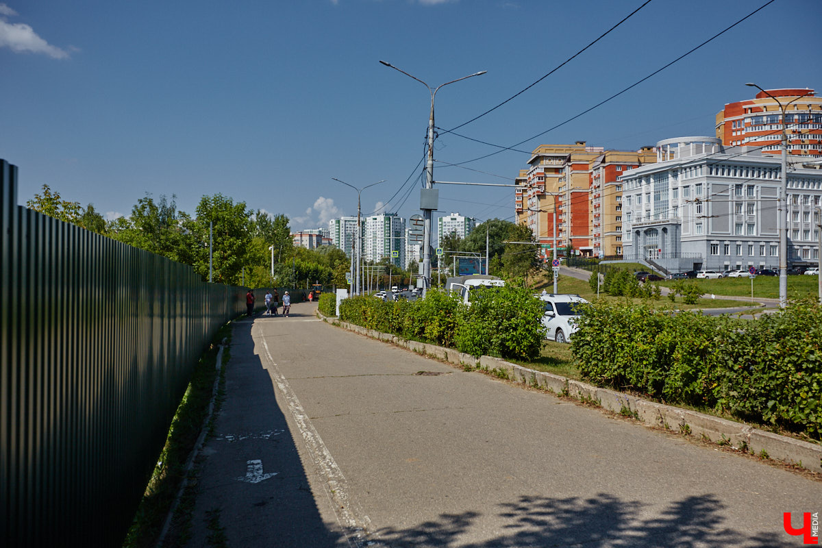 Лес рубят — щепки летят: сей факт в очередной раз испытывают на себе жители Владимира. Теперь — из микрорайона Юрьевец, где ради реновации аэропорта Семязино уничтожили деревья на площади в 13 гектаров. В то же время Старые сады у ДДюТ огородили забором, закрыв проход к роднику. Рассказываем со всеми деталями. 