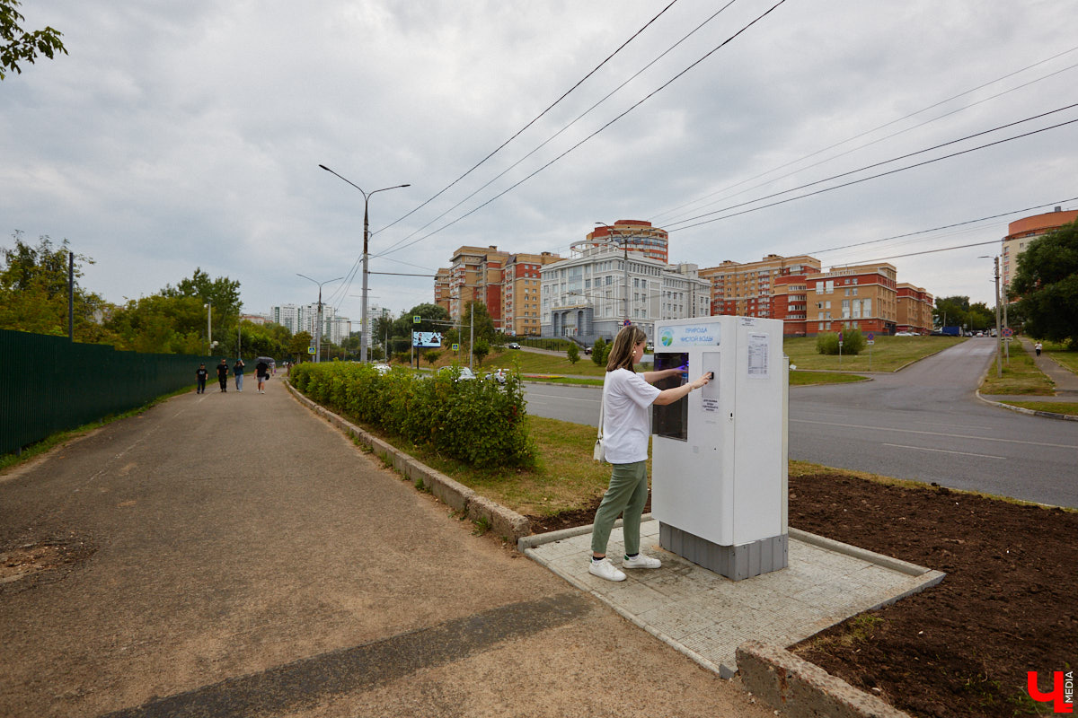 Лес рубят — щепки летят: сей факт в очередной раз испытывают на себе жители Владимира. Теперь — из микрорайона Юрьевец, где ради реновации аэропорта Семязино уничтожили деревья на площади в 13 гектаров. В то же время Старые сады у ДДюТ огородили забором, закрыв проход к роднику. Рассказываем со всеми деталями. 