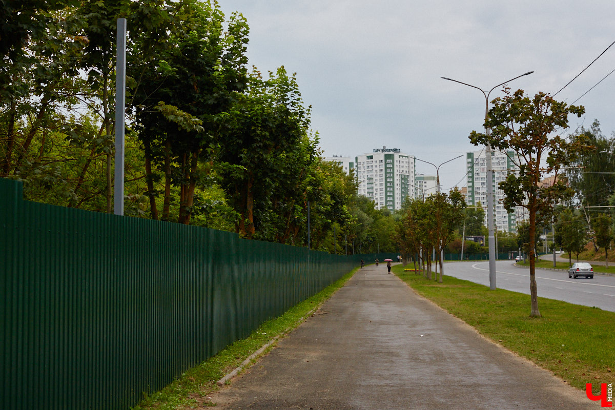Лес рубят — щепки летят: сей факт в очередной раз испытывают на себе жители Владимира. Теперь — из микрорайона Юрьевец, где ради реновации аэропорта Семязино уничтожили деревья на площади в 13 гектаров. В то же время Старые сады у ДДюТ огородили забором, закрыв проход к роднику. Рассказываем со всеми деталями. 