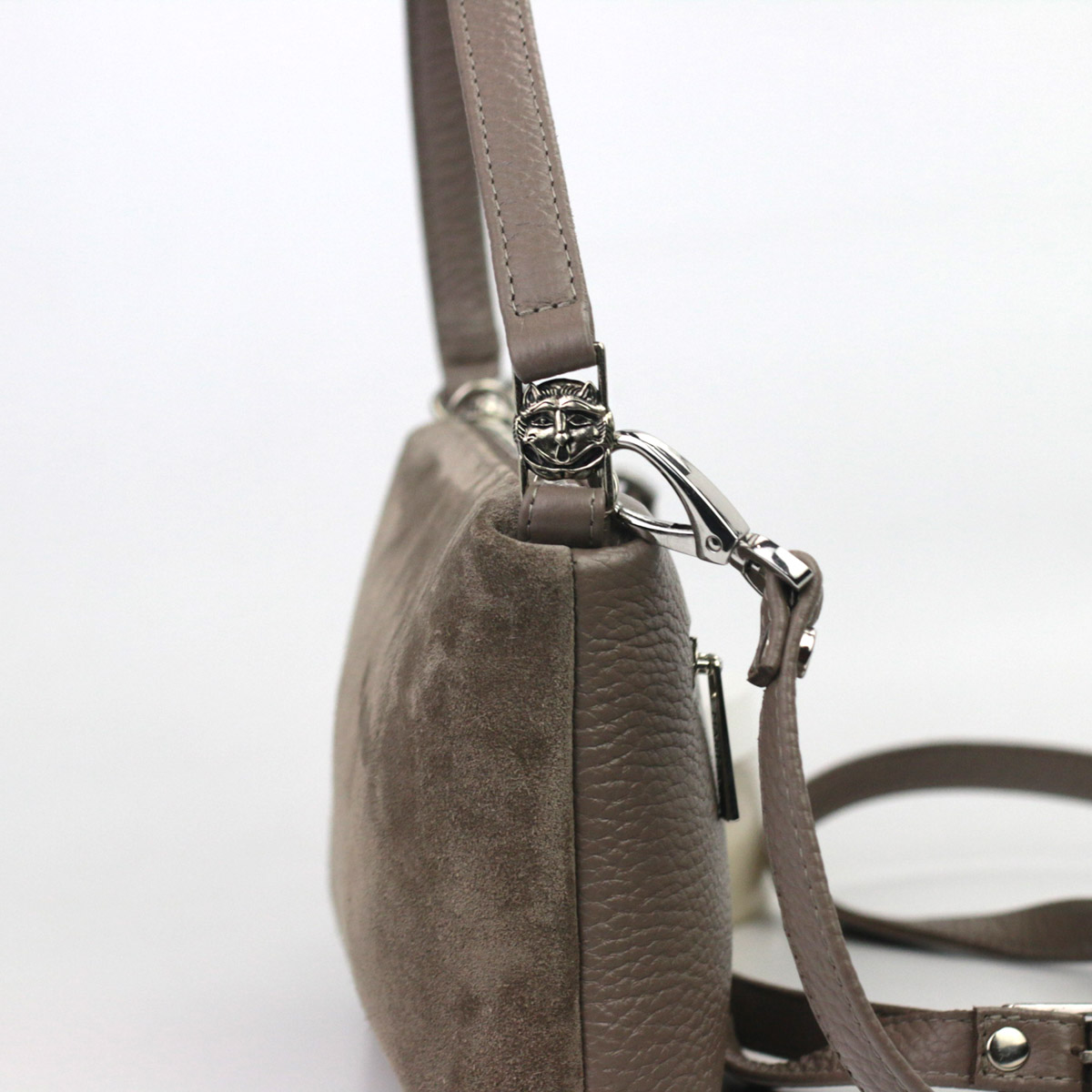 Мощное наследие Владимирской области никого не оставляет равнодушным. Особенно архитектура и атмосфера губернии заряжает людей творческих. «Ключ-Медиа» прикоснулся к прекрасному и собрал новую порцию авторских предметов с региональным дизайн-кодом.