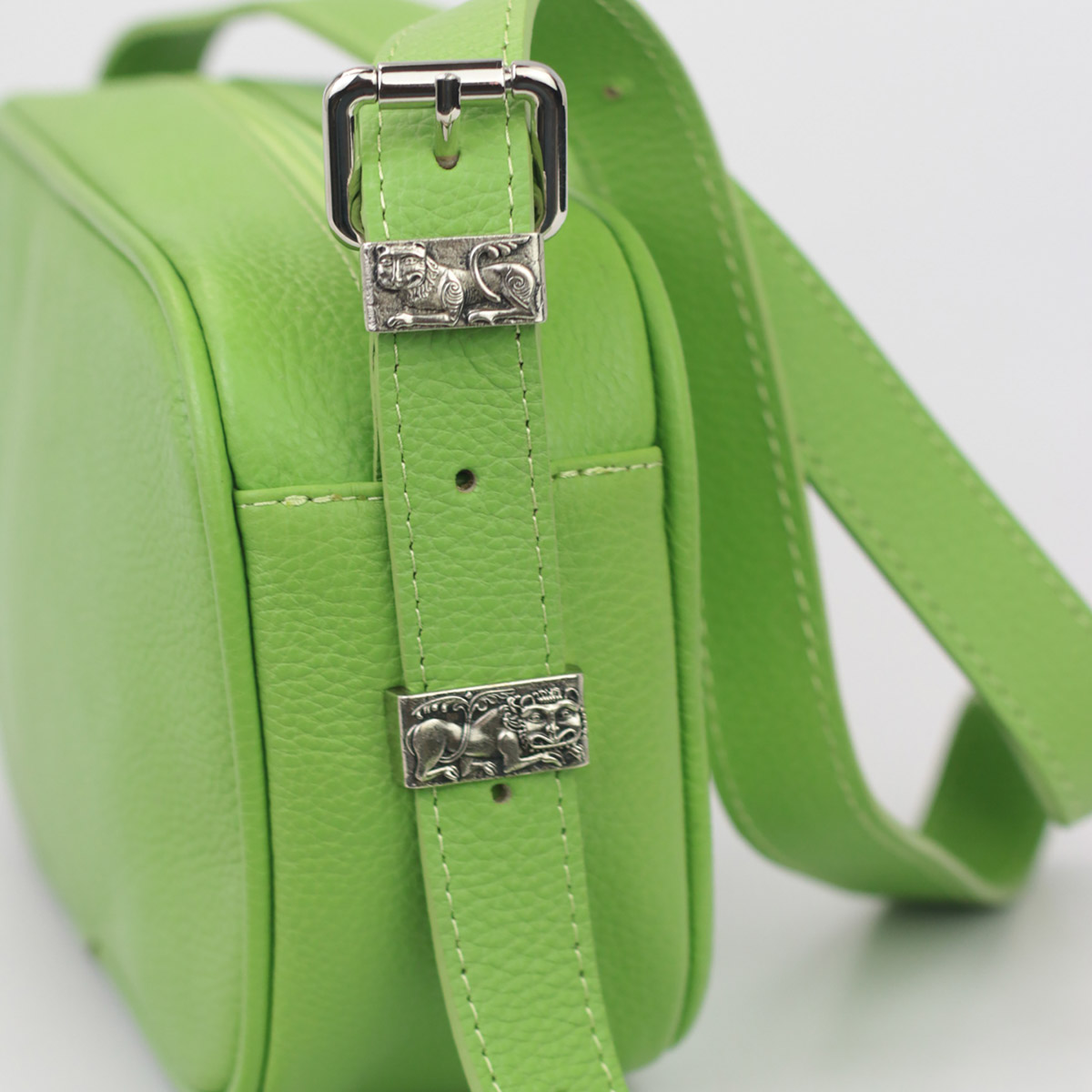 Мощное наследие Владимирской области никого не оставляет равнодушным. Особенно архитектура и атмосфера губернии заряжает людей творческих. «Ключ-Медиа» прикоснулся к прекрасному и собрал новую порцию авторских предметов с региональным дизайн-кодом.