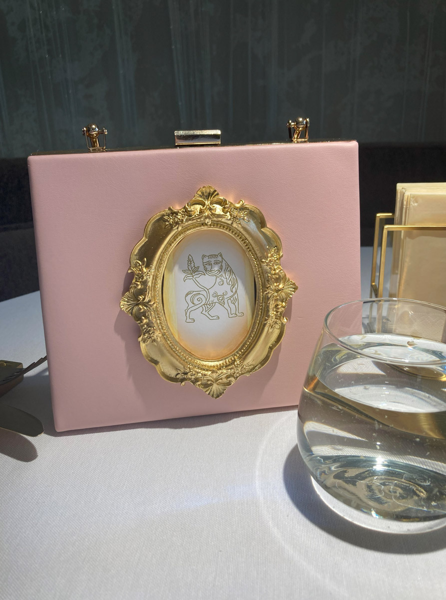 Мощное наследие Владимирской области никого не оставляет равнодушным. Особенно архитектура и атмосфера губернии заряжает людей творческих. «Ключ-Медиа» прикоснулся к прекрасному и собрал новую порцию авторских предметов с региональным дизайн-кодом.