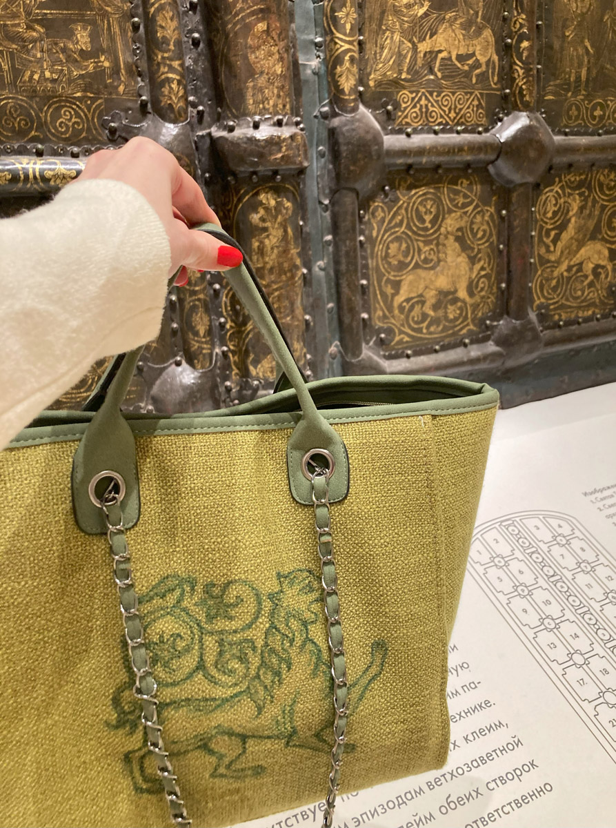 Мощное наследие Владимирской области никого не оставляет равнодушным. Особенно архитектура и атмосфера губернии заряжает людей творческих. «Ключ-Медиа» прикоснулся к прекрасному и собрал новую порцию авторских предметов с региональным дизайн-кодом.