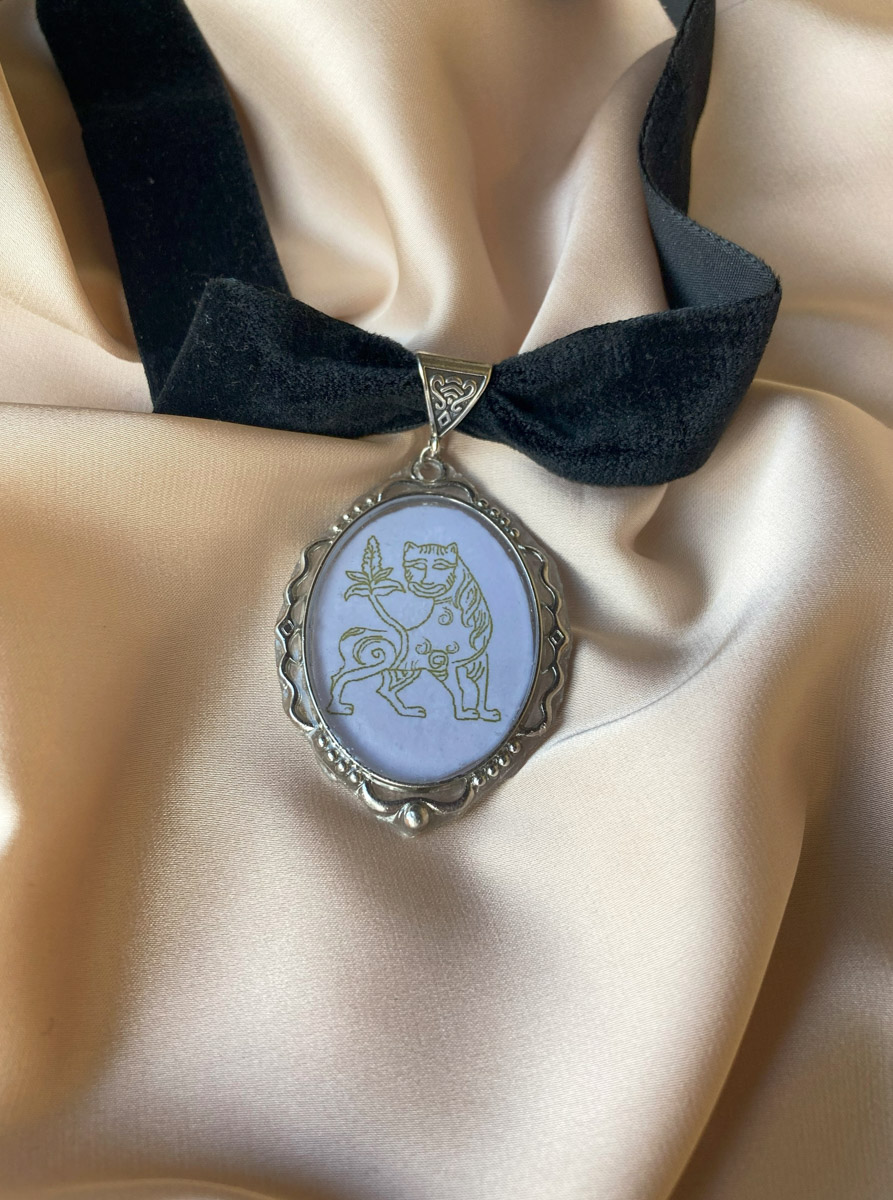 Мощное наследие Владимирской области никого не оставляет равнодушным. Особенно архитектура и атмосфера губернии заряжает людей творческих. «Ключ-Медиа» прикоснулся к прекрасному и собрал новую порцию авторских предметов с региональным дизайн-кодом.