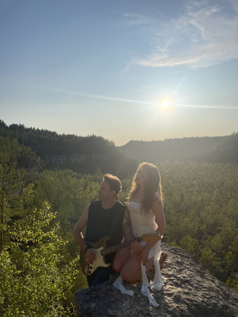 На дворе то дождь, то солнце, однако мелодии, льющиеся из колонок или наушников, способны поднять настроение при любом раскладе. Зная это, владимирские музыканты без устали выдают новые треки: от интимных акустических признаний до атмосферного поп-рока. Все ради того, чтобы синхронизировать пульс с биением сердца своих поклонников. Ловите подборку песен, которые точно раскачают август!