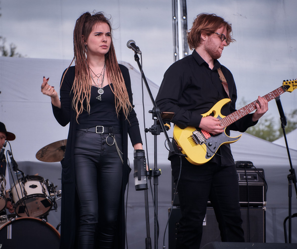 На дворе то дождь, то солнце, однако мелодии, льющиеся из колонок или наушников, способны поднять настроение при любом раскладе. Зная это, владимирские музыканты без устали выдают новые треки: от интимных акустических признаний до атмосферного поп-рока. Все ради того, чтобы синхронизировать пульс с биением сердца своих поклонников. Ловите подборку песен, которые точно раскачают август!