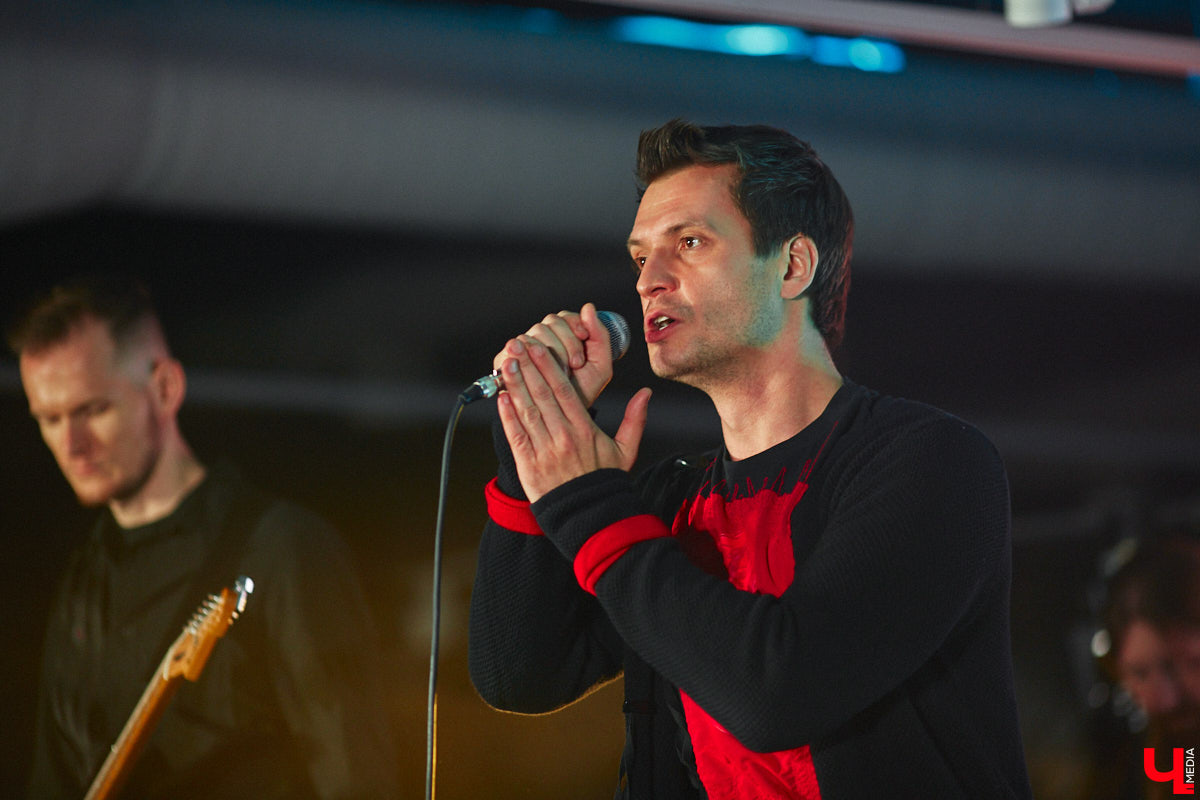 На дворе то дождь, то солнце, однако мелодии, льющиеся из колонок или наушников, способны поднять настроение при любом раскладе. Зная это, владимирские музыканты без устали выдают новые треки: от интимных акустических признаний до атмосферного поп-рока. Все ради того, чтобы синхронизировать пульс с биением сердца своих поклонников. Ловите подборку песен, которые точно раскачают август!