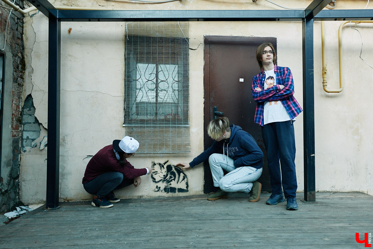 На дворе то дождь, то солнце, однако мелодии, льющиеся из колонок или наушников, способны поднять настроение при любом раскладе. Зная это, владимирские музыканты без устали выдают новые треки: от интимных акустических признаний до атмосферного поп-рока. Все ради того, чтобы синхронизировать пульс с биением сердца своих поклонников. Ловите подборку песен, которые точно раскачают август!