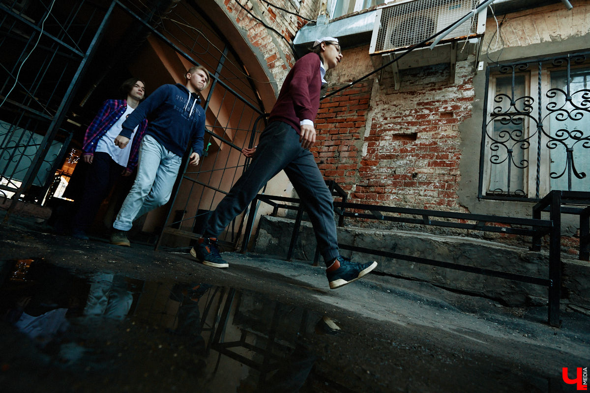 На дворе то дождь, то солнце, однако мелодии, льющиеся из колонок или наушников, способны поднять настроение при любом раскладе. Зная это, владимирские музыканты без устали выдают новые треки: от интимных акустических признаний до атмосферного поп-рока. Все ради того, чтобы синхронизировать пульс с биением сердца своих поклонников. Ловите подборку песен, которые точно раскачают август!