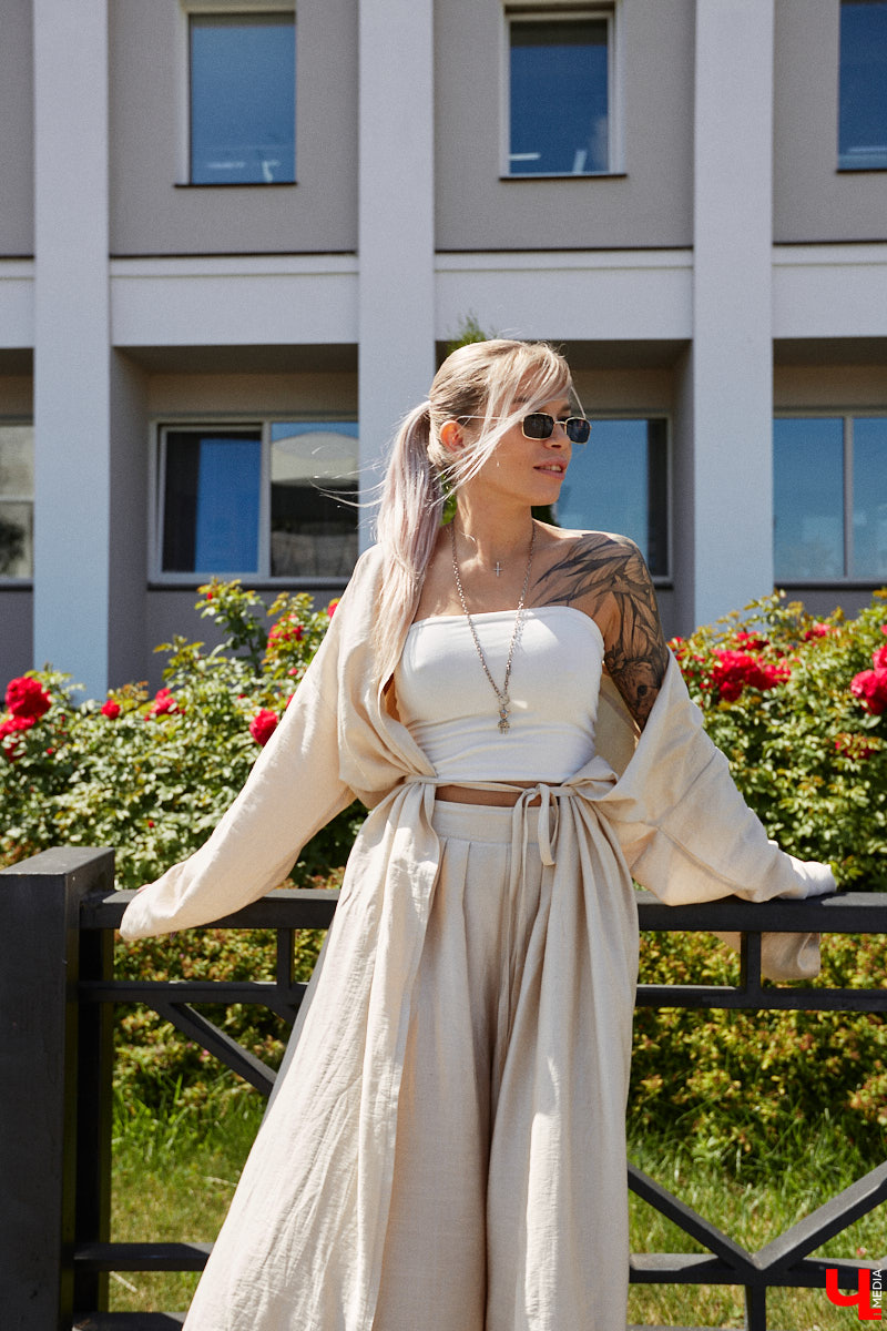 Блогерская деятельность и звездное окружение Анастасии Дмитриевой обязывают ее хорошо выглядеть. И девушка из Радужного справляется с задачей прекрасно, хотя признается: шопоголизмом не страдает. Для «Ключ-Медиа» она собрала три наряда, отражающих ее повседневный стиль.