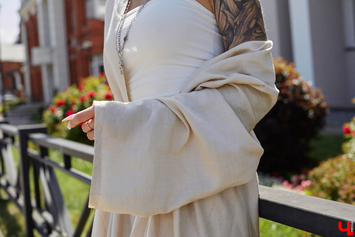 Блогерская деятельность и звездное окружение Анастасии Дмитриевой обязывают ее хорошо выглядеть. И девушка из Радужного справляется с задачей прекрасно, хотя признается: шопоголизмом не страдает. Для «Ключ-Медиа» она собрала три наряда, отражающих ее повседневный стиль.