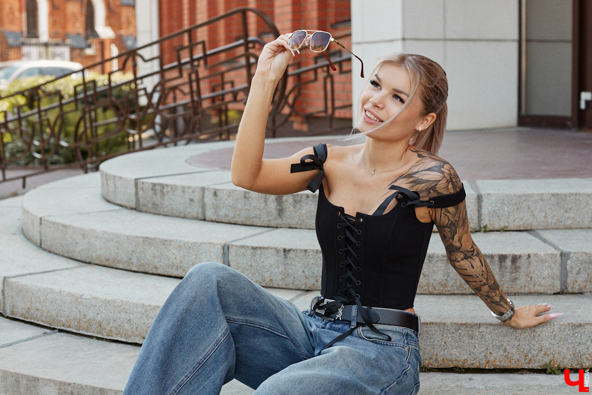 Блогерская деятельность и звездное окружение Анастасии Дмитриевой обязывают ее хорошо выглядеть. И девушка из Радужного справляется с задачей прекрасно, хотя признается: шопоголизмом не страдает. Для «Ключ-Медиа» она собрала три наряда, отражающих ее повседневный стиль.