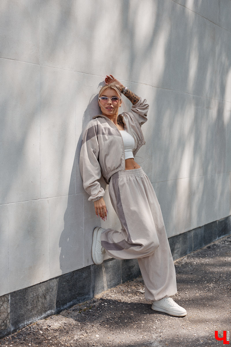 Блогерская деятельность и звездное окружение Анастасии Дмитриевой обязывают ее хорошо выглядеть. И девушка из Радужного справляется с задачей прекрасно, хотя признается: шопоголизмом не страдает. Для «Ключ-Медиа» она собрала три наряда, отражающих ее повседневный стиль.