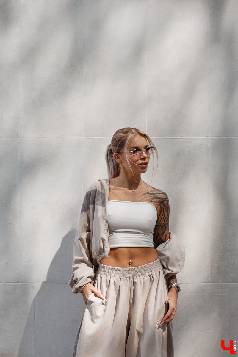 Блогерская деятельность и звездное окружение Анастасии Дмитриевой обязывают ее хорошо выглядеть. И девушка из Радужного справляется с задачей прекрасно, хотя признается: шопоголизмом не страдает. Для «Ключ-Медиа» она собрала три наряда, отражающих ее повседневный стиль.