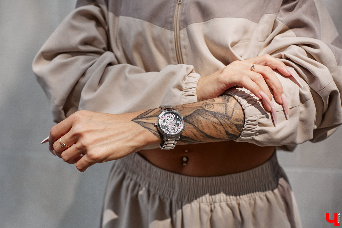 Блогерская деятельность и звездное окружение Анастасии Дмитриевой обязывают ее хорошо выглядеть. И девушка из Радужного справляется с задачей прекрасно, хотя признается: шопоголизмом не страдает. Для «Ключ-Медиа» она собрала три наряда, отражающих ее повседневный стиль.