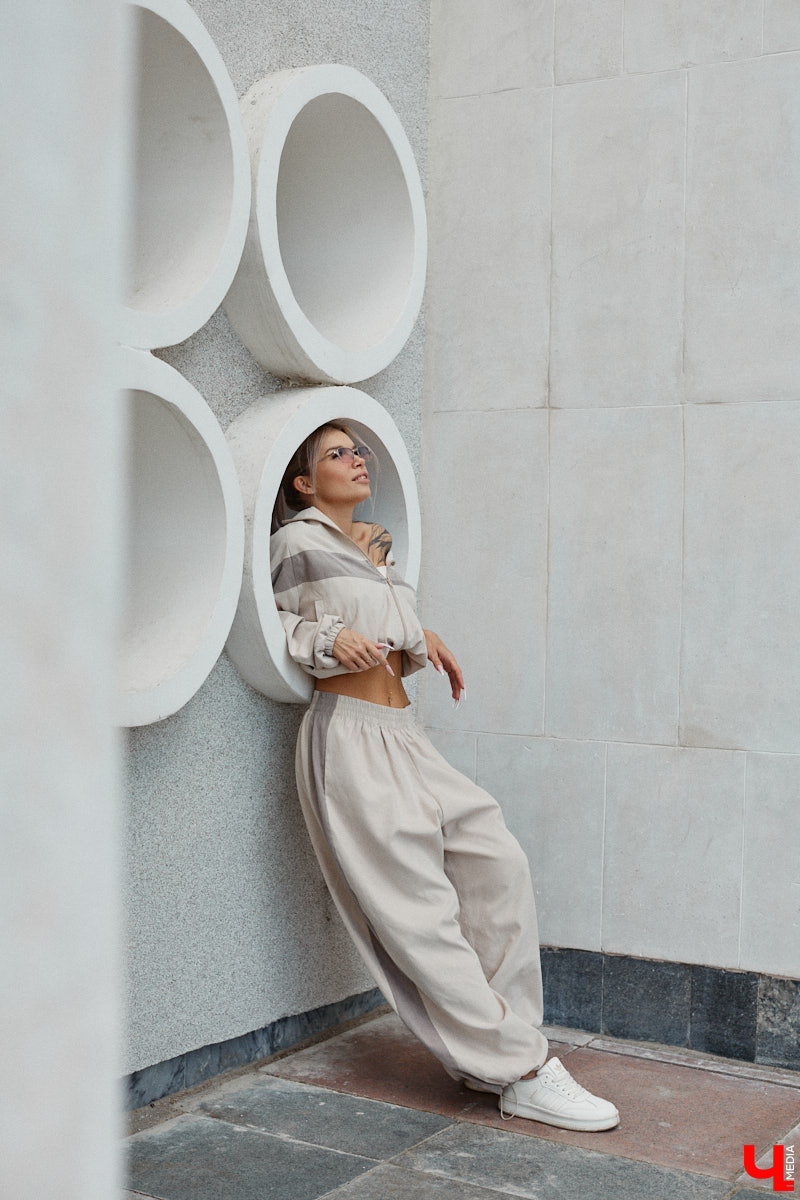 Блогерская деятельность и звездное окружение Анастасии Дмитриевой обязывают ее хорошо выглядеть. И девушка из Радужного справляется с задачей прекрасно, хотя признается: шопоголизмом не страдает. Для «Ключ-Медиа» она собрала три наряда, отражающих ее повседневный стиль.