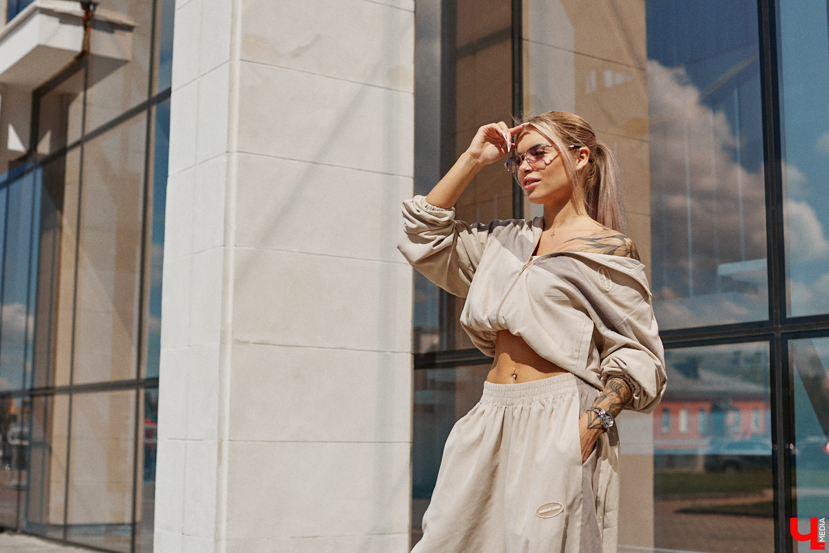 Блогерская деятельность и звездное окружение Анастасии Дмитриевой обязывают ее хорошо выглядеть. И девушка из Радужного справляется с задачей прекрасно, хотя признается: шопоголизмом не страдает. Для «Ключ-Медиа» она собрала три наряда, отражающих ее повседневный стиль.