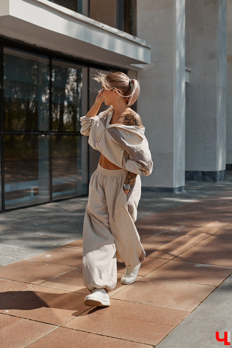 Блогерская деятельность и звездное окружение Анастасии Дмитриевой обязывают ее хорошо выглядеть. И девушка из Радужного справляется с задачей прекрасно, хотя признается: шопоголизмом не страдает. Для «Ключ-Медиа» она собрала три наряда, отражающих ее повседневный стиль.