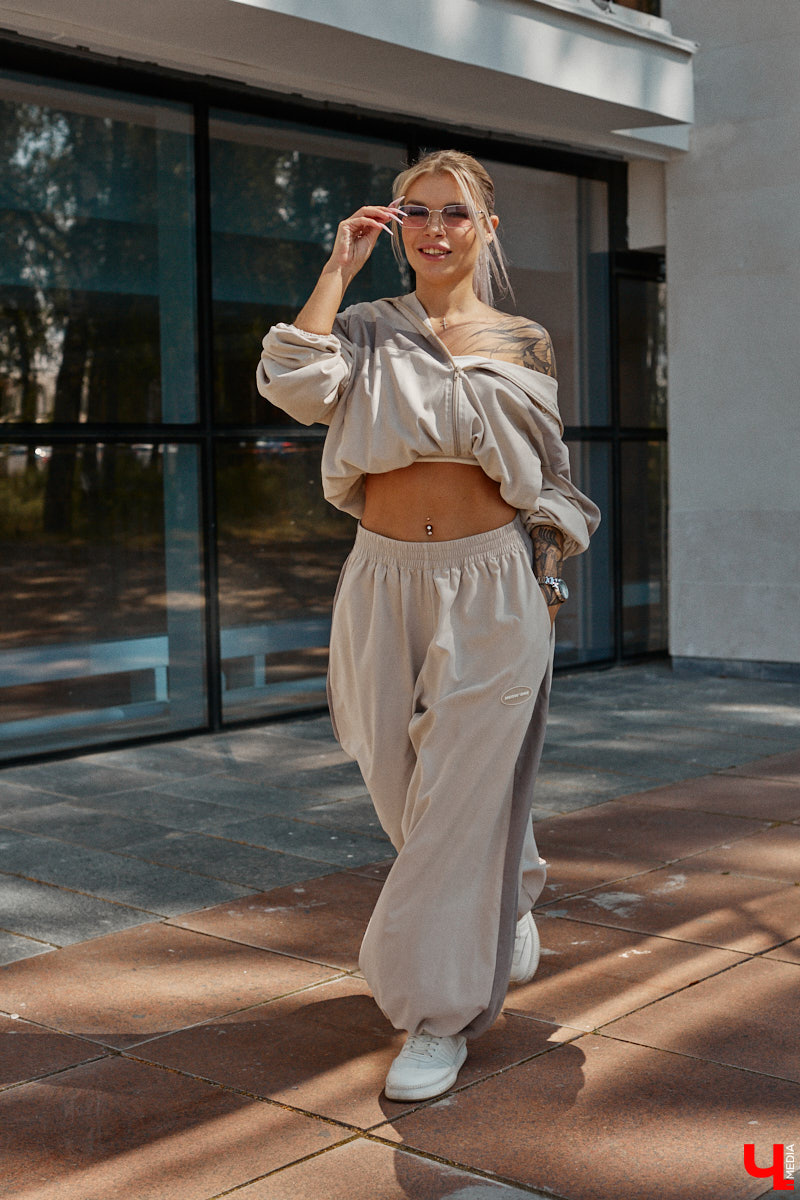 Блогерская деятельность и звездное окружение Анастасии Дмитриевой обязывают ее хорошо выглядеть. И девушка из Радужного справляется с задачей прекрасно, хотя признается: шопоголизмом не страдает. Для «Ключ-Медиа» она собрала три наряда, отражающих ее повседневный стиль.