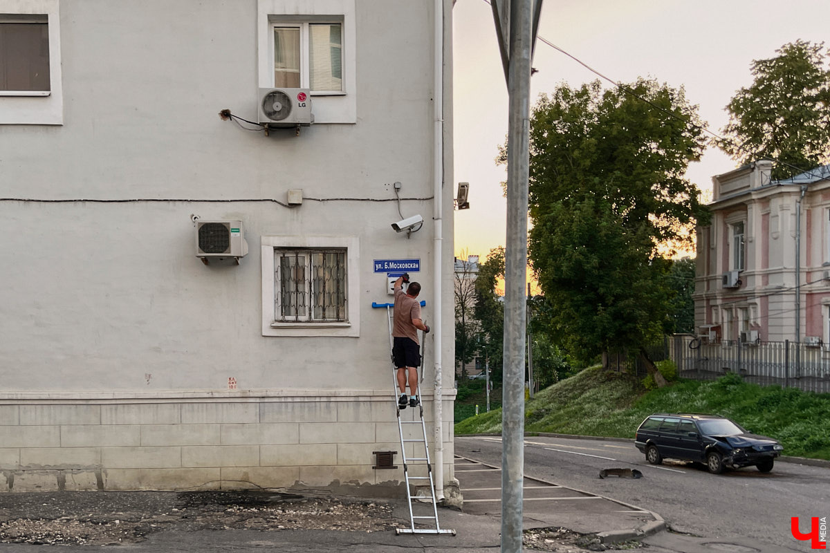 Камера, мотор и… выстрел! Такую картину наблюдала толпа владимирцев на протяжении пяти часов съемок второго сезона сериала «Дети перемен». В этот раз областная столица, а точнее ее исторический центр, понадобился для экшен-сцены. «Ключ-медиа» побывал на площадке и запечатлел самые яркие и забавные моменты рабочего процесса московских киноделов.