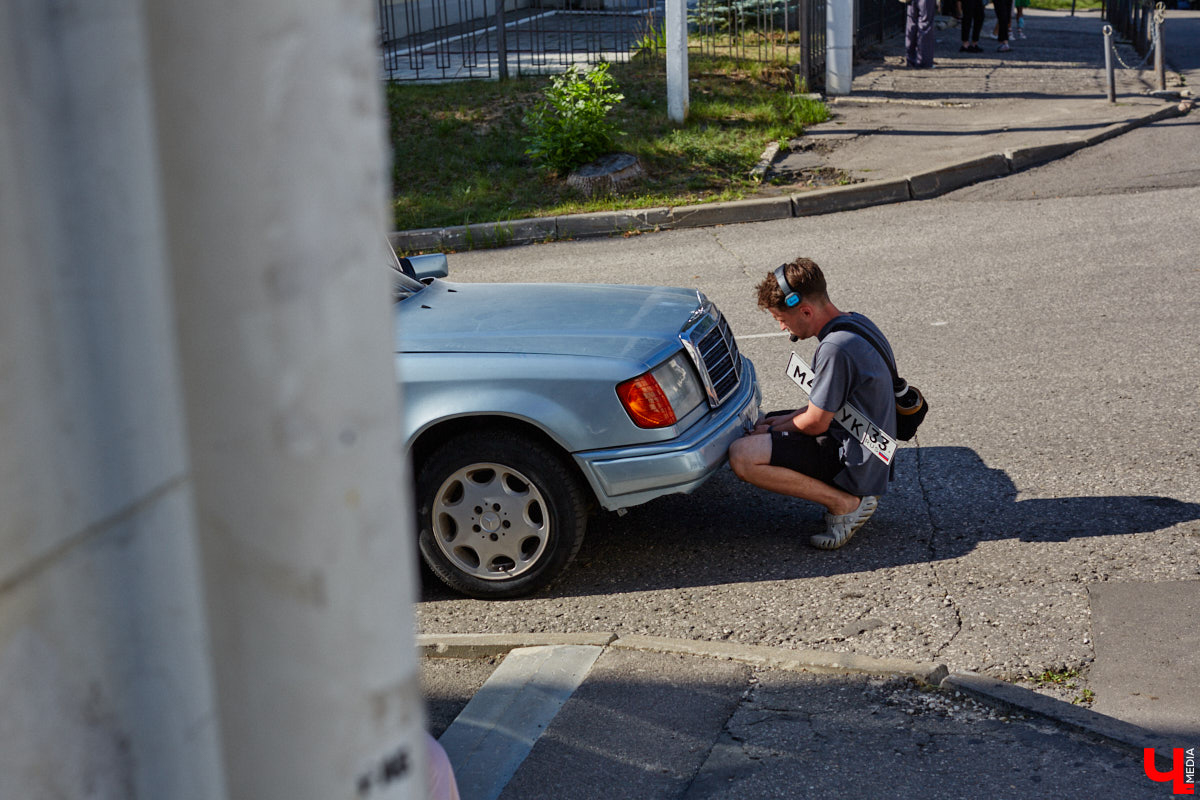 Камера, мотор и… выстрел! Такую картину наблюдала толпа владимирцев на протяжении пяти часов съемок второго сезона сериала «Дети перемен». В этот раз областная столица, а точнее ее исторический центр, понадобился для экшен-сцены. «Ключ-медиа» побывал на площадке и запечатлел самые яркие и забавные моменты рабочего процесса московских киноделов.