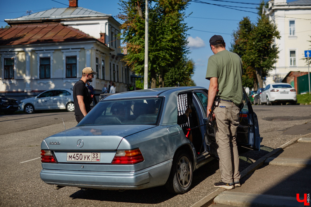 Камера, мотор и… выстрел! Такую картину наблюдала толпа владимирцев на протяжении пяти часов съемок второго сезона сериала «Дети перемен». В этот раз областная столица, а точнее ее исторический центр, понадобился для экшен-сцены. «Ключ-медиа» побывал на площадке и запечатлел самые яркие и забавные моменты рабочего процесса московских киноделов.