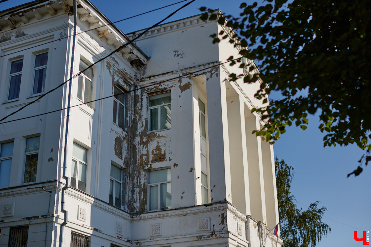 Камера, мотор и… выстрел! Такую картину наблюдала толпа владимирцев на протяжении пяти часов съемок второго сезона сериала «Дети перемен». В этот раз областная столица, а точнее ее исторический центр, понадобился для экшен-сцены. «Ключ-медиа» побывал на площадке и запечатлел самые яркие и забавные моменты рабочего процесса московских киноделов.