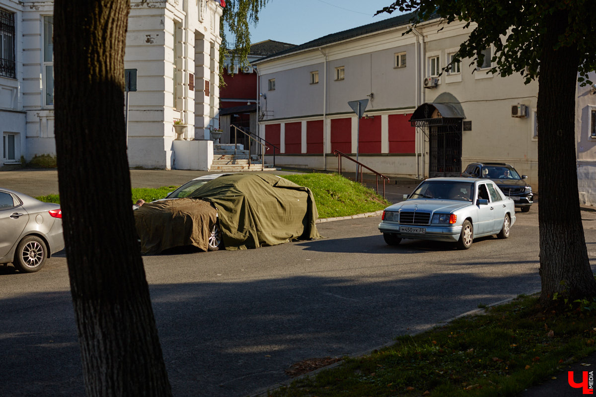 Камера, мотор и… выстрел! Такую картину наблюдала толпа владимирцев на протяжении пяти часов съемок второго сезона сериала «Дети перемен». В этот раз областная столица, а точнее ее исторический центр, понадобился для экшен-сцены. «Ключ-медиа» побывал на площадке и запечатлел самые яркие и забавные моменты рабочего процесса московских киноделов.