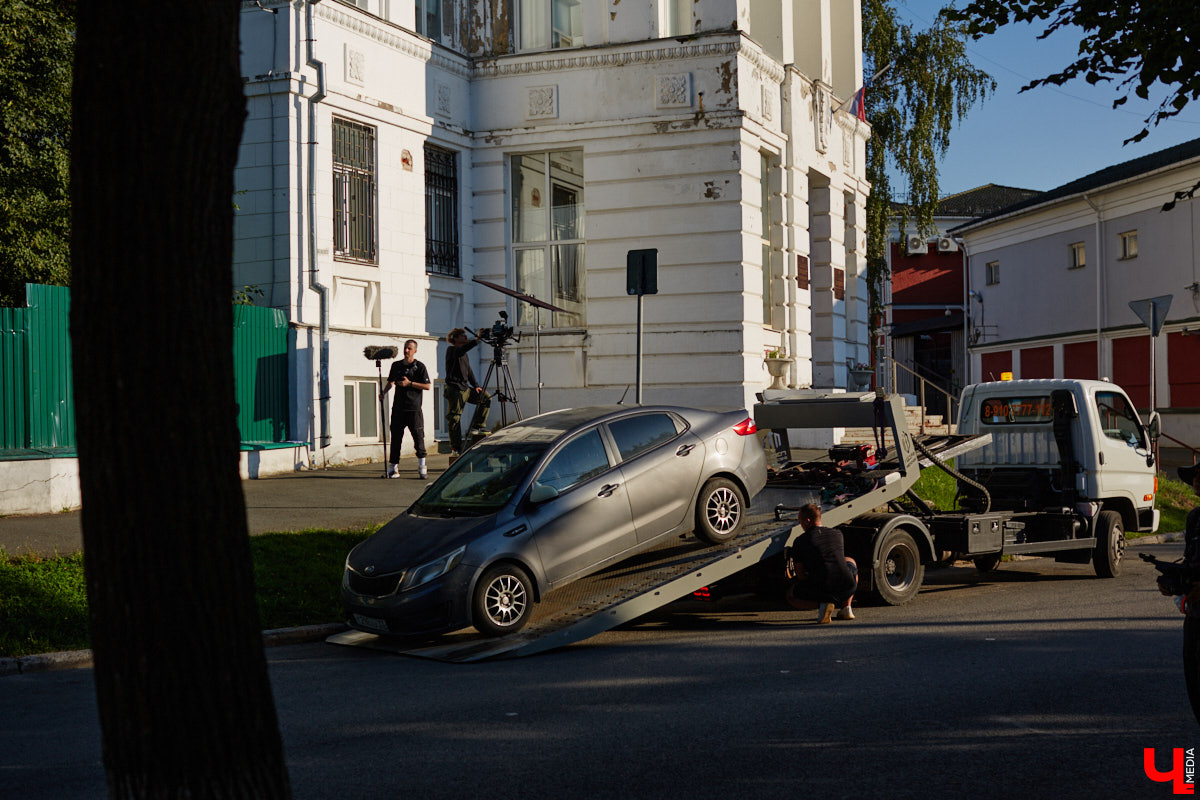 Камера, мотор и… выстрел! Такую картину наблюдала толпа владимирцев на протяжении пяти часов съемок второго сезона сериала «Дети перемен». В этот раз областная столица, а точнее ее исторический центр, понадобился для экшен-сцены. «Ключ-медиа» побывал на площадке и запечатлел самые яркие и забавные моменты рабочего процесса московских киноделов.