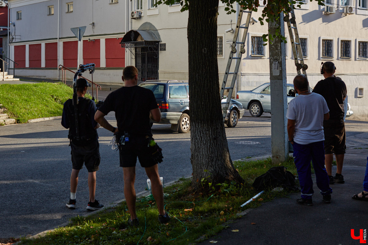 Камера, мотор и… выстрел! Такую картину наблюдала толпа владимирцев на протяжении пяти часов съемок второго сезона сериала «Дети перемен». В этот раз областная столица, а точнее ее исторический центр, понадобился для экшен-сцены. «Ключ-медиа» побывал на площадке и запечатлел самые яркие и забавные моменты рабочего процесса московских киноделов.