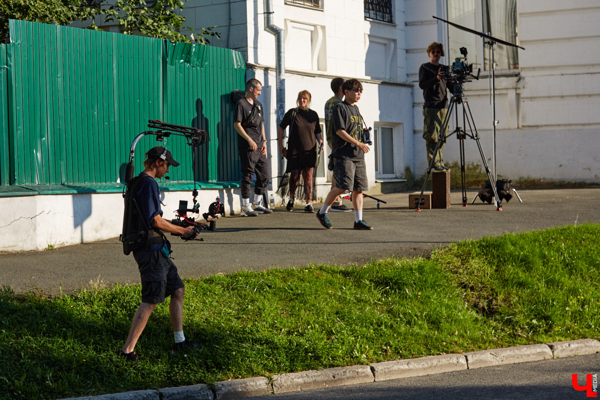 Камера, мотор и… выстрел! Такую картину наблюдала толпа владимирцев на протяжении пяти часов съемок второго сезона сериала «Дети перемен». В этот раз областная столица, а точнее ее исторический центр, понадобился для экшен-сцены. «Ключ-медиа» побывал на площадке и запечатлел самые яркие и забавные моменты рабочего процесса московских киноделов.