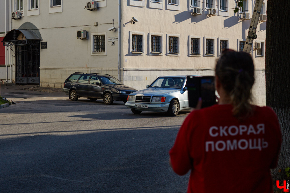 Камера, мотор и… выстрел! Такую картину наблюдала толпа владимирцев на протяжении пяти часов съемок второго сезона сериала «Дети перемен». В этот раз областная столица, а точнее ее исторический центр, понадобился для экшен-сцены. «Ключ-медиа» побывал на площадке и запечатлел самые яркие и забавные моменты рабочего процесса московских киноделов.