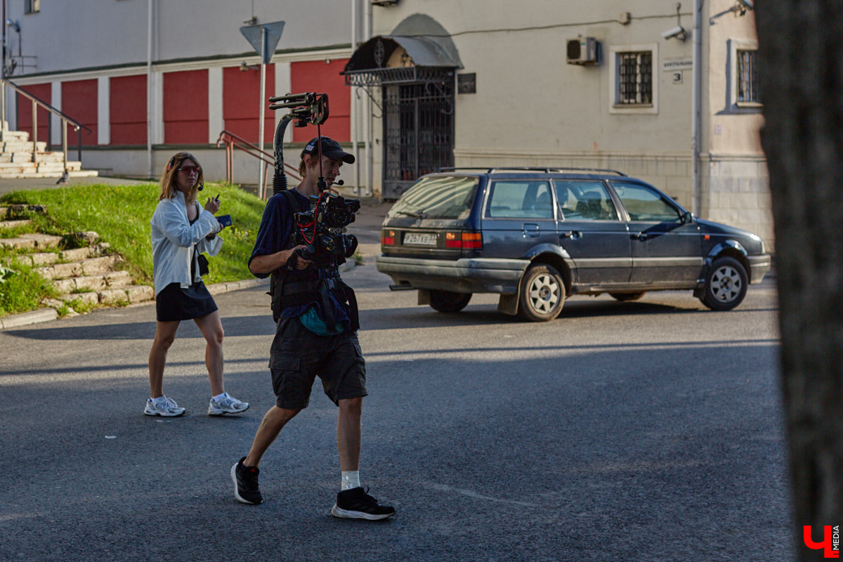 Камера, мотор и… выстрел! Такую картину наблюдала толпа владимирцев на протяжении пяти часов съемок второго сезона сериала «Дети перемен». В этот раз областная столица, а точнее ее исторический центр, понадобился для экшен-сцены. «Ключ-медиа» побывал на площадке и запечатлел самые яркие и забавные моменты рабочего процесса московских киноделов.