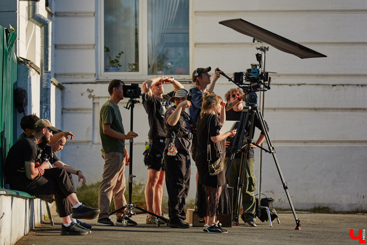 Камера, мотор и… выстрел! Такую картину наблюдала толпа владимирцев на протяжении пяти часов съемок второго сезона сериала «Дети перемен». В этот раз областная столица, а точнее ее исторический центр, понадобился для экшен-сцены. «Ключ-медиа» побывал на площадке и запечатлел самые яркие и забавные моменты рабочего процесса московских киноделов.
