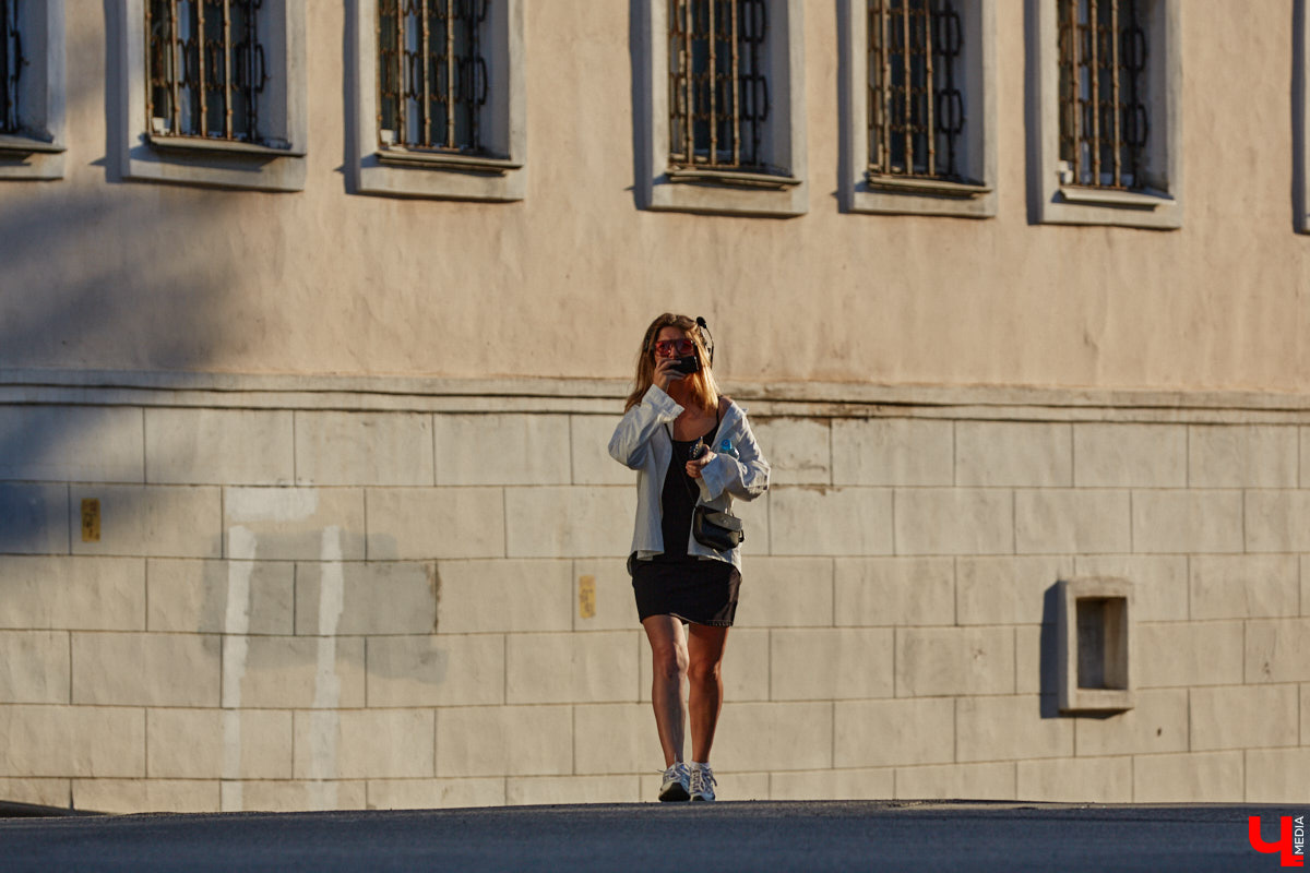 Камера, мотор и… выстрел! Такую картину наблюдала толпа владимирцев на протяжении пяти часов съемок второго сезона сериала «Дети перемен». В этот раз областная столица, а точнее ее исторический центр, понадобился для экшен-сцены. «Ключ-медиа» побывал на площадке и запечатлел самые яркие и забавные моменты рабочего процесса московских киноделов.