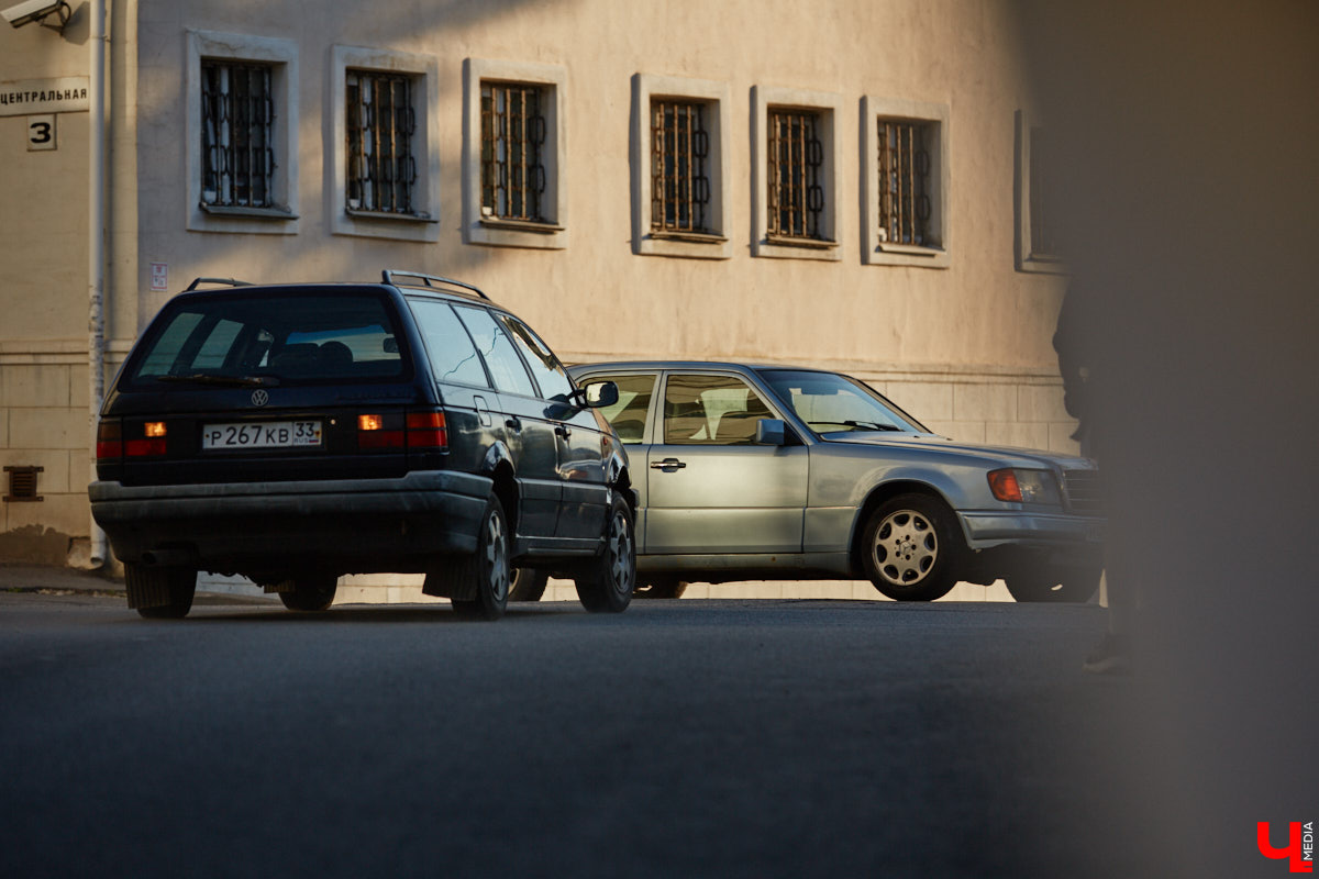 Камера, мотор и… выстрел! Такую картину наблюдала толпа владимирцев на протяжении пяти часов съемок второго сезона сериала «Дети перемен». В этот раз областная столица, а точнее ее исторический центр, понадобился для экшен-сцены. «Ключ-медиа» побывал на площадке и запечатлел самые яркие и забавные моменты рабочего процесса московских киноделов.