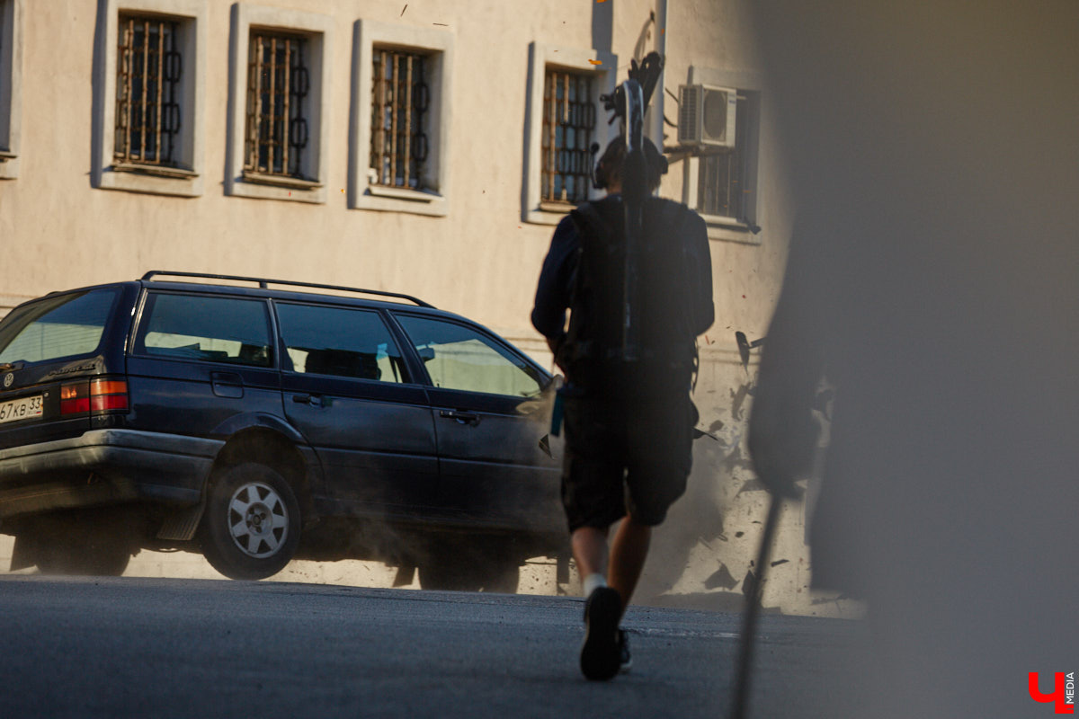 Камера, мотор и… выстрел! Такую картину наблюдала толпа владимирцев на протяжении пяти часов съемок второго сезона сериала «Дети перемен». В этот раз областная столица, а точнее ее исторический центр, понадобился для экшен-сцены. «Ключ-медиа» побывал на площадке и запечатлел самые яркие и забавные моменты рабочего процесса московских киноделов.